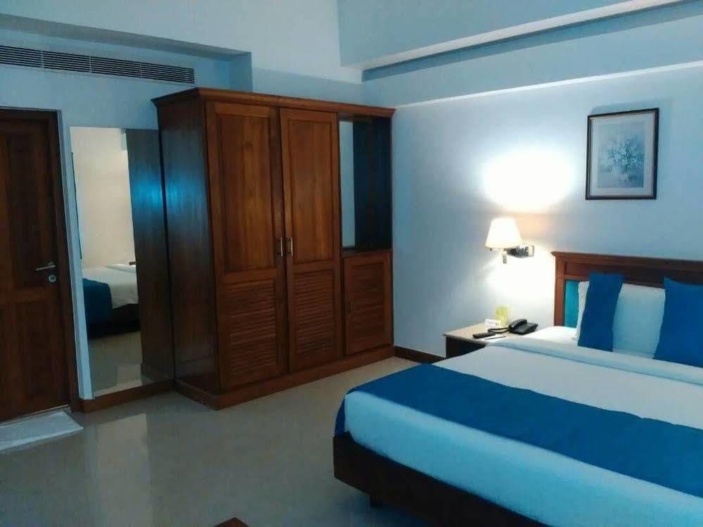 The Avenue Center Hotel Kochi Екстериор снимка