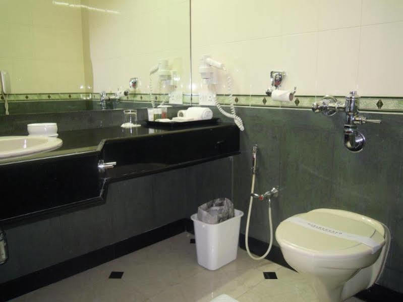 The Avenue Center Hotel Kochi Екстериор снимка