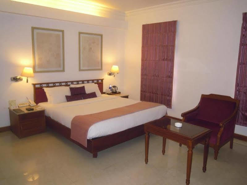 The Avenue Center Hotel Kochi Екстериор снимка