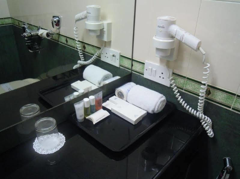 The Avenue Center Hotel Kochi Екстериор снимка